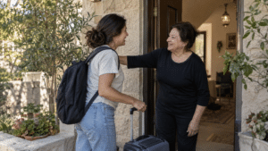 מטפל זמני מגיע לבית המשפחה עם מזוודה קטנה בזמן חילופי צוות